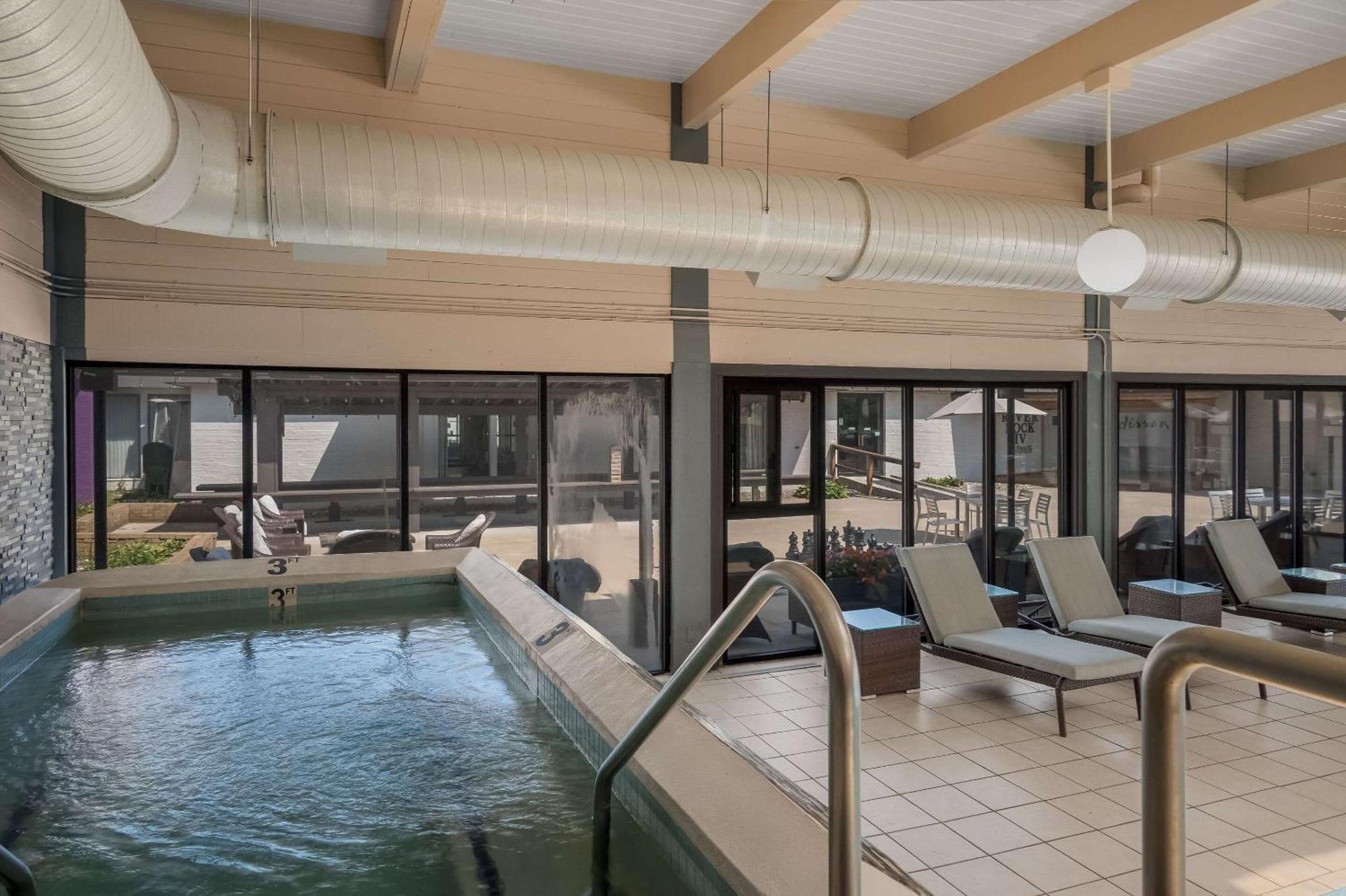 Radisson Hotel Grand Rapids Riverfront Экстерьер фото