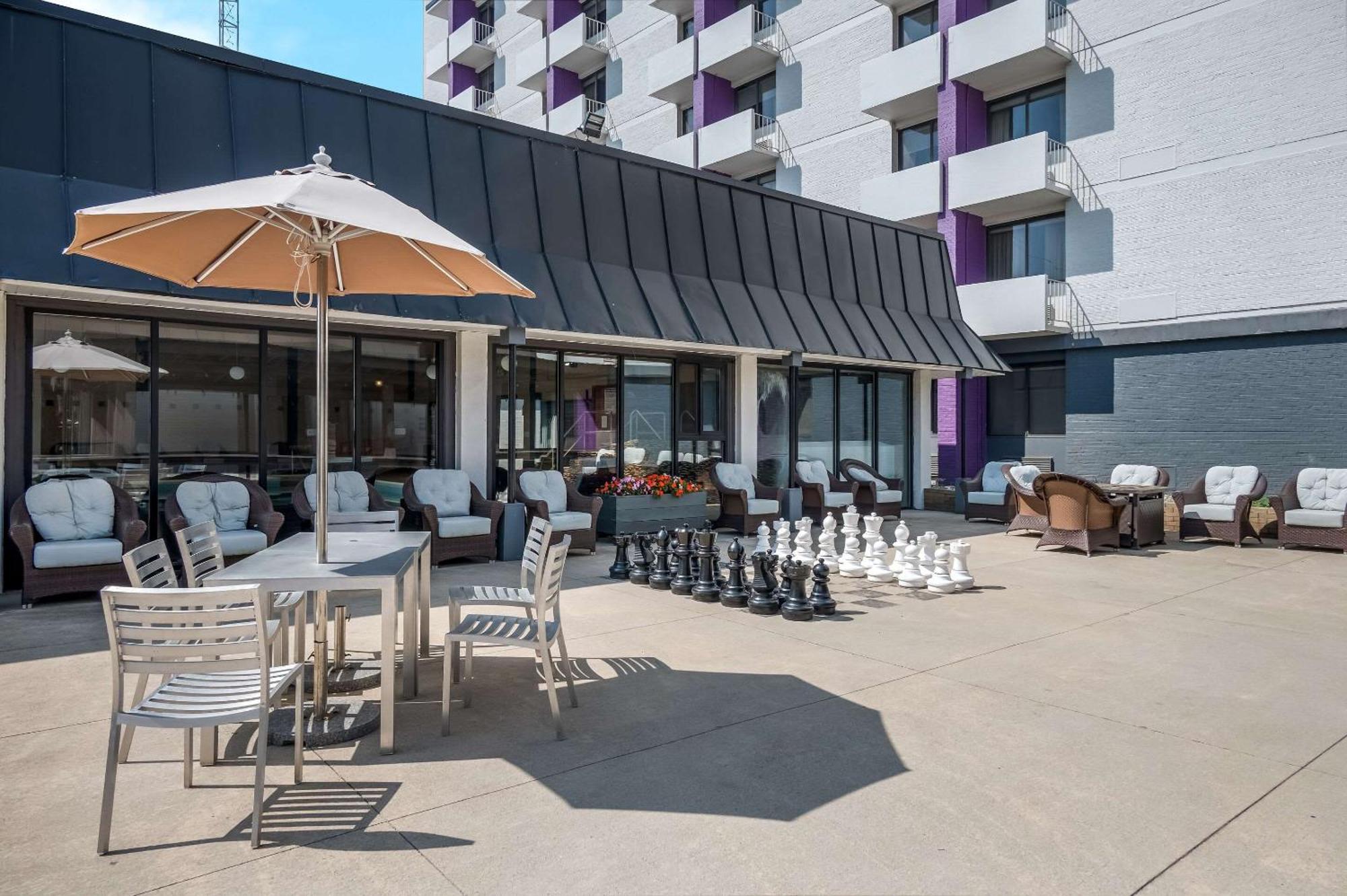 Radisson Hotel Grand Rapids Riverfront Экстерьер фото