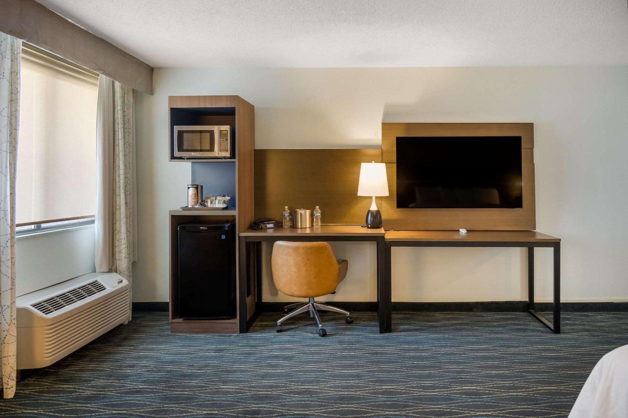 Radisson Hotel Grand Rapids Riverfront Экстерьер фото