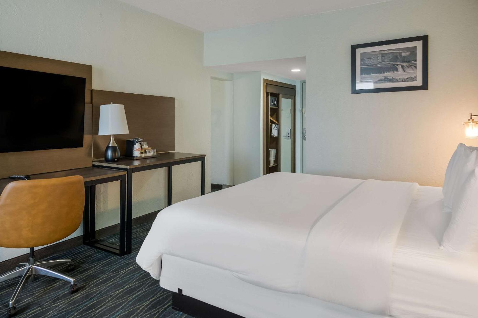 Radisson Hotel Grand Rapids Riverfront Экстерьер фото