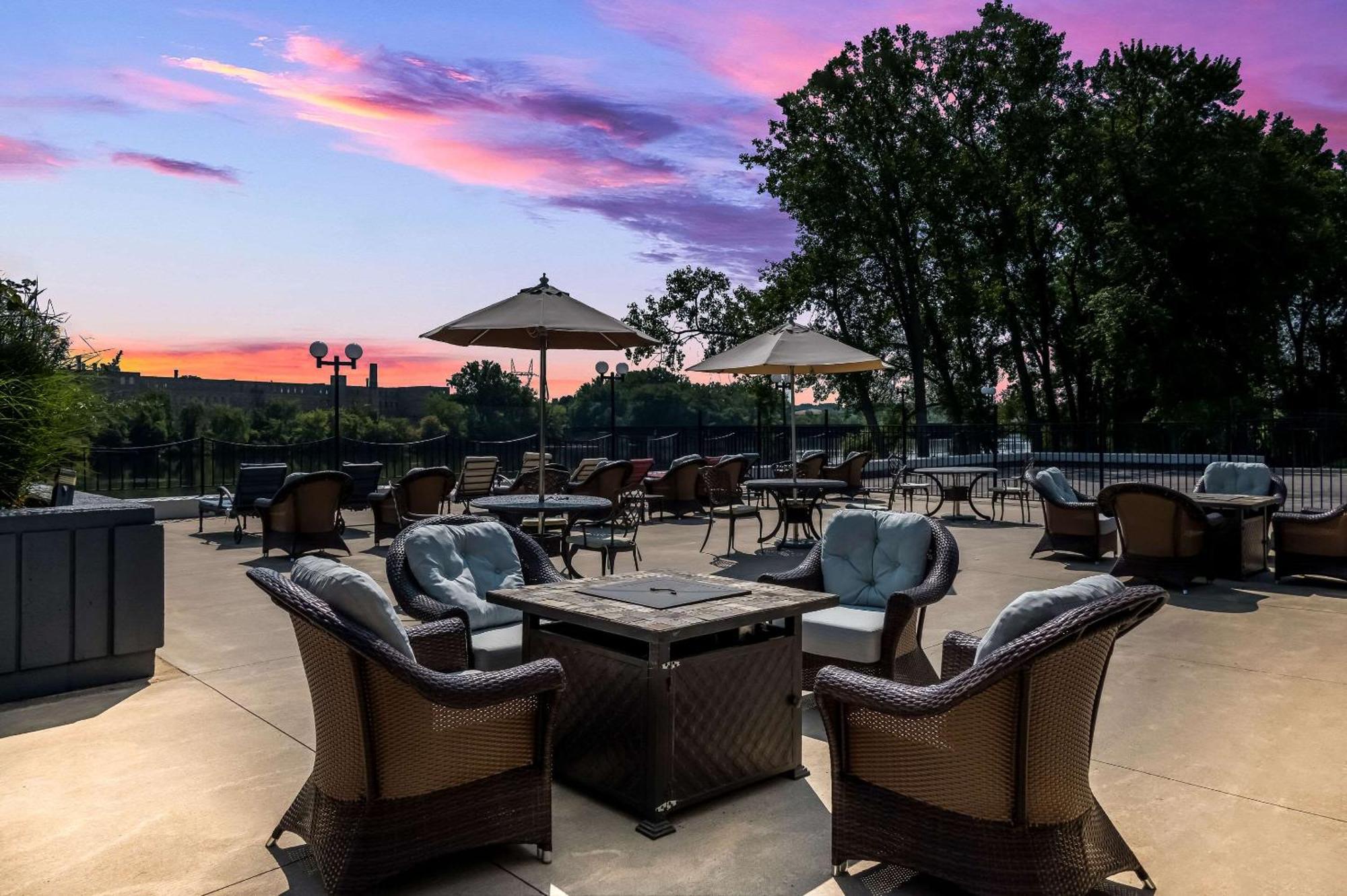 Radisson Hotel Grand Rapids Riverfront Экстерьер фото