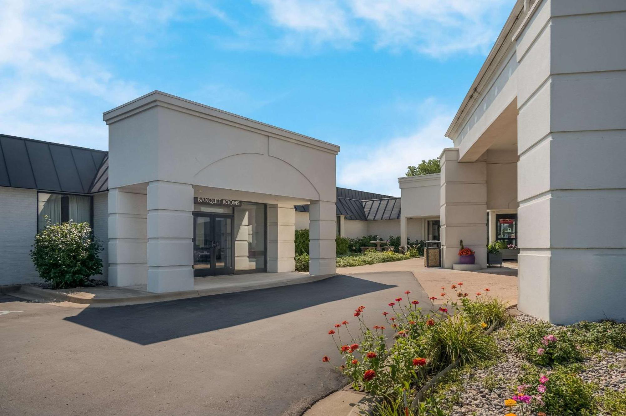 Radisson Hotel Grand Rapids Riverfront Экстерьер фото